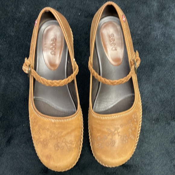 Ecco Shoes - Picture 2 of 7